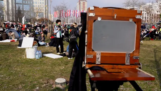 stara kamera i studentski protest