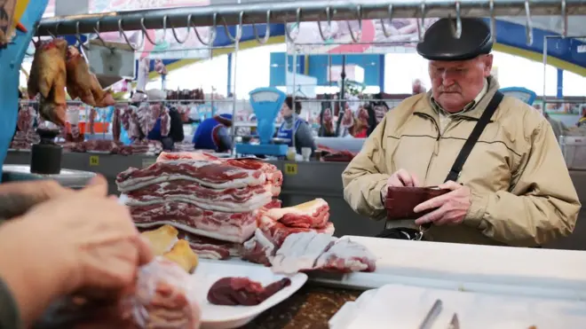 Россия пока не достигла уровня зарплат 2014 года, когда доходы населения резко сократились после падения цен на нефть и западных санкций