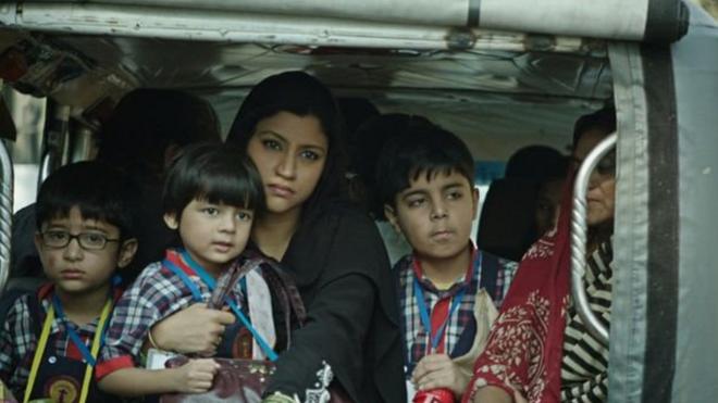 Konkona Sen Sharma扮演三个孩子的母亲，她不愿被看作生育机器