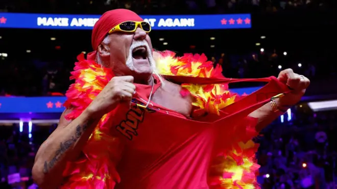 Terry Bollea interpretando a su personaje de Hulk Hogan en un evento de MAGA