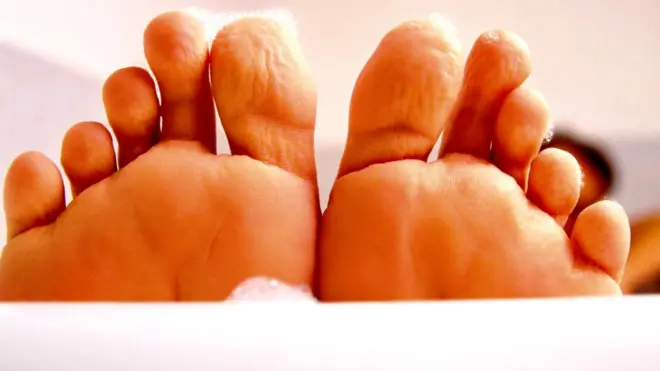 Ноги торчат из ванны