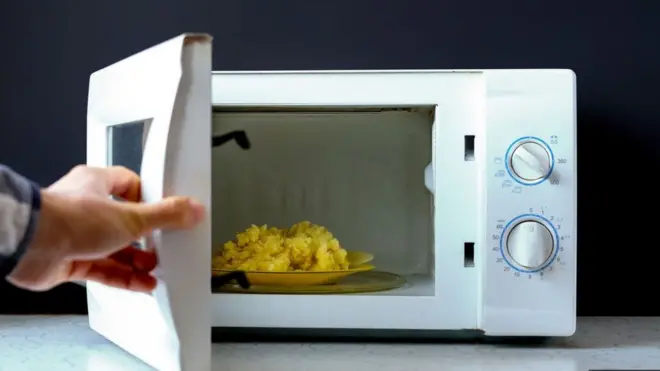 微波炉方便省事，但要注意安全。