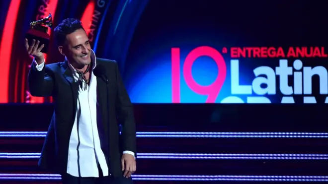 Jorge Drexler con uno de sus premios Latin Grammy