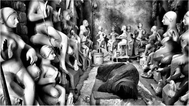 दुर्गा की मूर्तियों के बीच सो रहा माहिर कारीगर