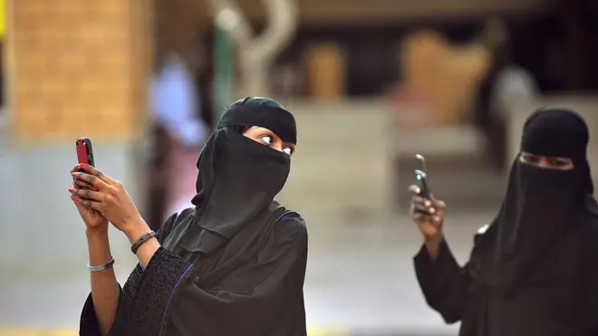 جدل بسبب #سعوديون_ضد_النقاب