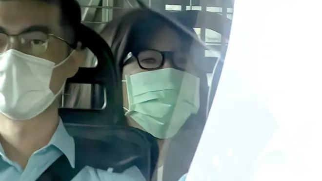 鄒幸彤（後）由警車押送到香港西九龍裁判法院出庭應訊（10/9/2021）