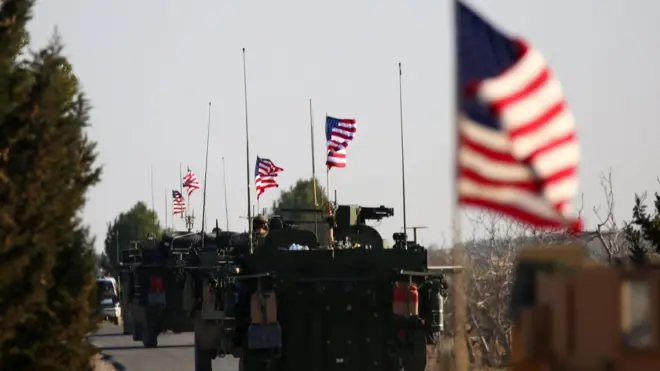 آليات عسكرية تحمل العلم الأمريكي أُثناء دخولها إلى منبج