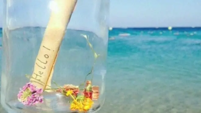 رسالة داخل زجاجة