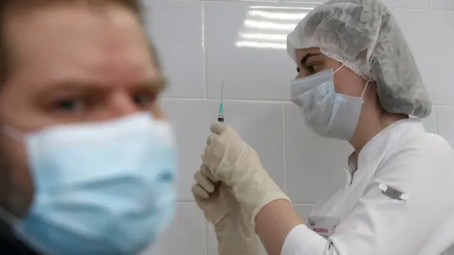 5 декабря в Москве началась вакцинация от коронавируса для врачей, учителей и соцработников. СМИ пишут, что на прививку могут записаться и обычные граждане