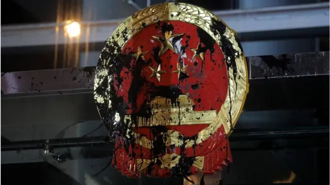 遊行結束後數名示威者到西環中聯辦附近，向中聯辦牌匾扔雞蛋，塗污國徽