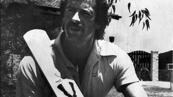 బ్యాన్ చేసిన అల్యూమినియం బ్యాట్‌తో ఆస్ట్రేలియా క్రికెటర్ డెన్నిస్ లిల్లీ (1979 డిసెంబర్‌లో తీసిన చిత్రం)