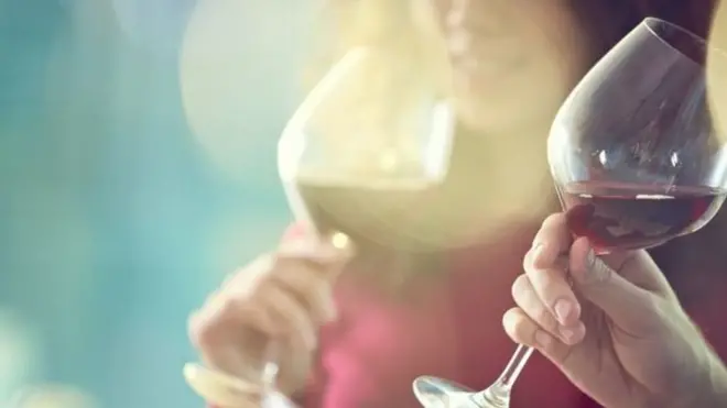 Dem dey drink red wine