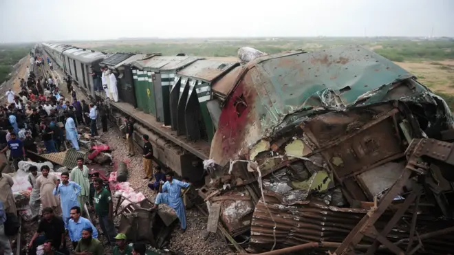 ترپېښې وروسته د مرستندویو ډلو کارکوونکي د پېښې ځای ته رسېدلي او تر هغه چې امدادي چارې ترسره شوې نه وي، له کراچۍ تلونکي او راتلونکي اورګاډي به معطل وي.