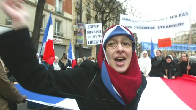 تُتهم بعض الأقليات الدينية والعرقية بعدم الاندماج بالشكل الكافي