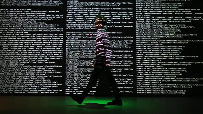 Проекція потоку даних з Twitter, Instagram та Transport for London на виставки Big Bang Data у Лондоні