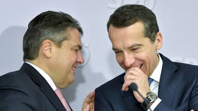 Подписи под документом, критикующим возможное ужесточение санкций, поставили министр иностранных дел ФРГ Зигмар Габриэль (слева) и канцлер Австрии Кристиан Керн