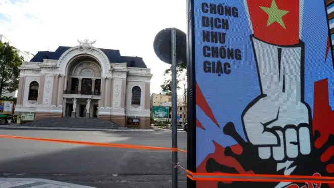 Một khẩu hiệu chống dịch bệnh Covid-19 xuất hiện mới đây trên một màn hình điện tử ở TP. Hồ Chí Minh Covid-19, ngay phía trước Nhà hát lớn Sài Gòn