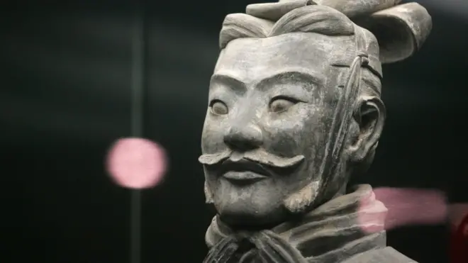 En 1974 se descubrieron las 8000 figuras de terracota enterradas a menos de una milla de la tumba del primer emperador de China, Qin Shi Huang.