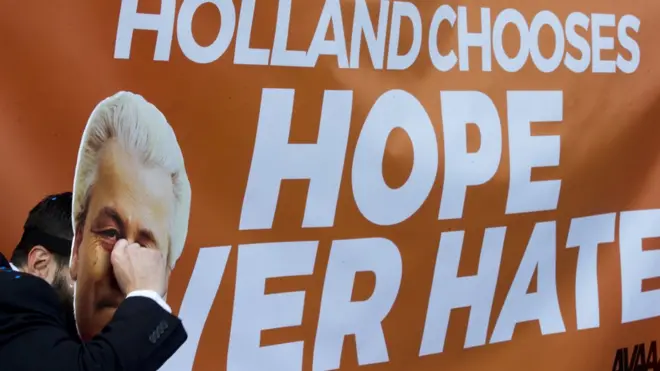 Lahey'de parlamento önünde "Hollanda umudu nefrete tercih etti" pankartı açıldı.