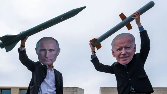 पुतिन और बाइडन का मास्क पहने प्रदर्शनकारी