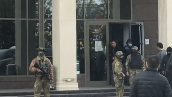 Коомдук сайтарда К.Көлбаевдин кармалганы тууралуу сүрөттөр жарыяланды