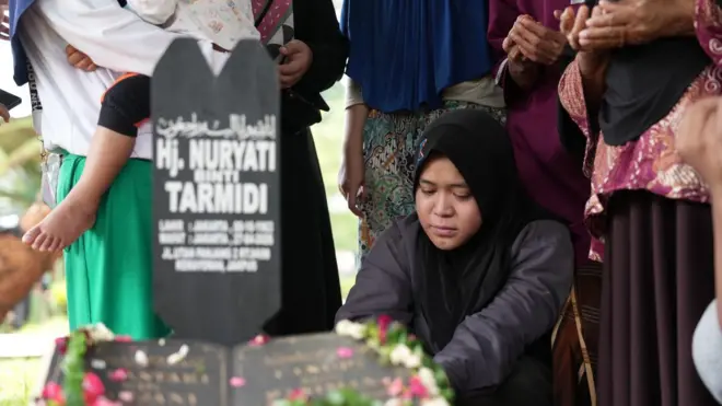 Keluarga melepas kepergian Nuryati, salah satu korban meninggal dalam kecelakaan KRL di Stasiun Bekasi Timur, Selasa (28/04).