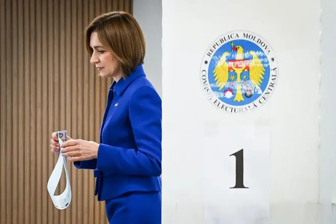 Майя Санду выходит из кабинки для голосований