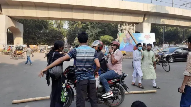 ঢাকা বিশ্ববিদ্যালয় ক্যাম্পাসে যান চলাচলে বাধা দিয়েছে শিক্ষার্থীরা। 