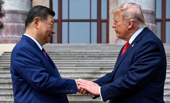 Şi ve Trump, Halkın Büyük Salonu girişinde el sıkışıyor.