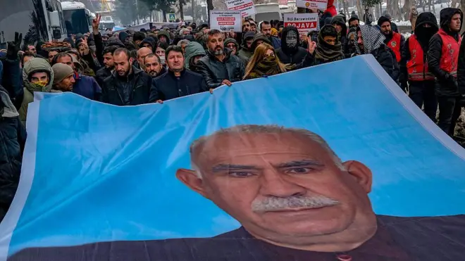 Diyarbakır'da göstericiler Abdullah Öcalan pankartı taşıyor