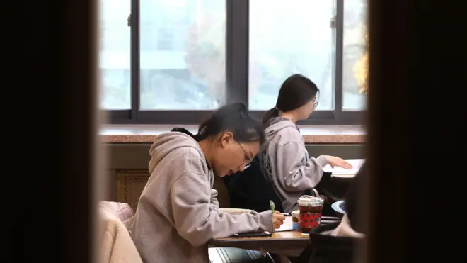 Школьники в Южной Корее на экзамене