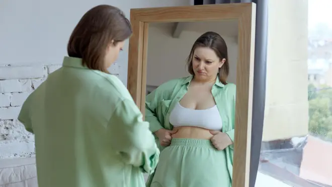 Mujer frente a un espejo