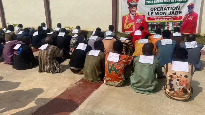 Akọyinsi awọn afurasi agbesunmọmi naa nigba ti Amotekun Ondo ṣafihan wọn