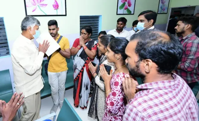 బాధితులను కలిసిన చంద్రబాబు నాయుడు