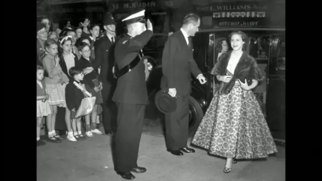 英王室ファッション 時代の影響濃く