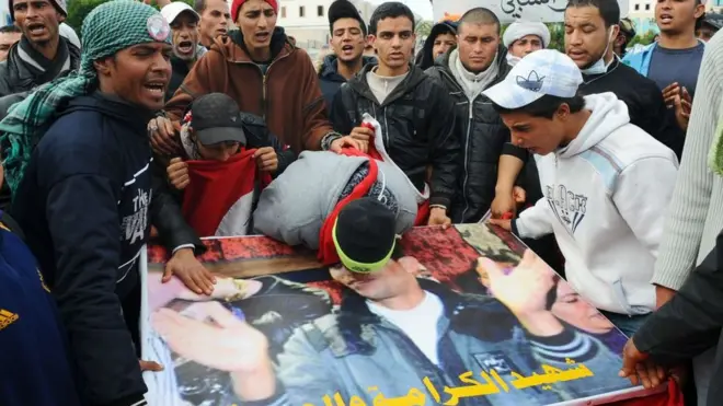 Ruhsatsız sebze sattığı için polisle tartışıp kendini yakan 26 yaşındaki Tunuslu Muhammed Buazizi, ölümü ile Arap Baharı'nın simgesi haline geldi.