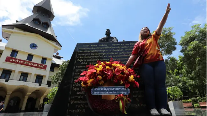 ปนัสยา สิทธิจิรวัฒนกุล แกนนำกลุ่มธรรมศาสตร์และการชุมนุมวางพวงหรีดบริเวณหน้ารูปปั้น ปรีดี พนมยงค์ ภายในมหาวิทยาลัยธรรมศาสตร์ ท่าพระจันทร์ เพื่อไว้อาลัยต่อการตัดสินใจของผู้บริหารมหาวิทยาลัยที่ไม่อนุญาตให้ใช้พื้นที่มหาวิทยาลัยจัดการชุมนุมในวันที่ 19 ก.ย.
