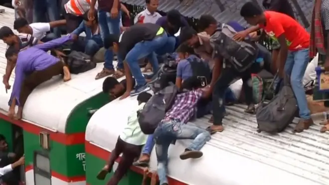 مسافرون بنغال يتزتحمون فوق القطار