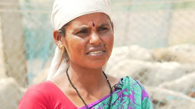 ஜல்லிக்கட்டுக் காளை வளர்க்கும் பெண் ஒருவரின் புகைப்படம் 