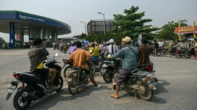 စက်သုံးဆီရရှိဖို့ နာရီနဲ့ချီအောင် တန်းစီစောင့်ဆိုင်းကြရပါတယ်။ (ပုံဟောင်း)