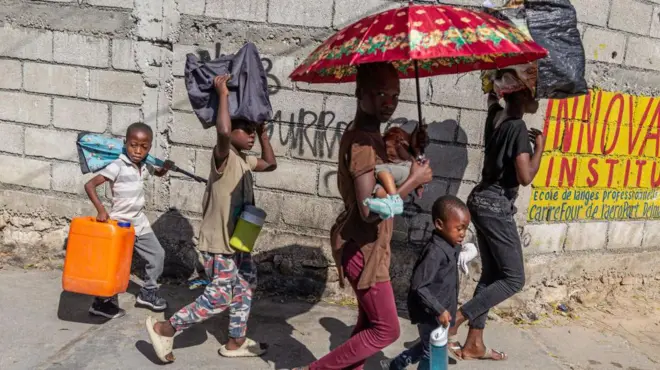 Varios desplazados en Puerto Príncipe.