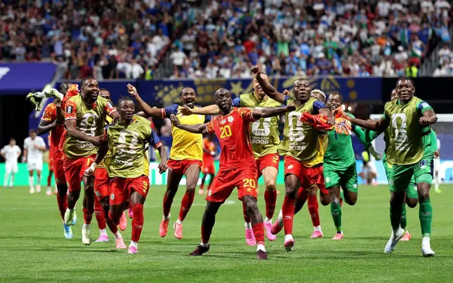 Yoane Wissa (n° 20) de la RD Congo célèbre avec ses coéquipiers après avoir inscrit le troisième but de l'équipe lors du match du groupe K des éliminatoires de la Coupe du Monde de la FIFA 2026 opposant la RD Congo à l'Ouzbékistan, au stade d'Atlanta, le 27 juin 2026 à Atlanta (Géorgie). 