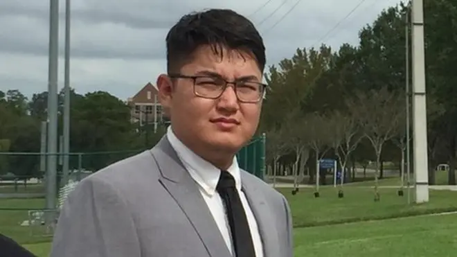 La imagen de Lee junto a tres supremacistas blancos fue una de las más atípicas del evento, según nuestro corresponsal.