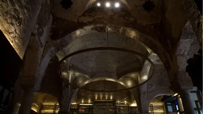 Langit-langit Bar Giralda tempat pemandian kuno ditemukan.