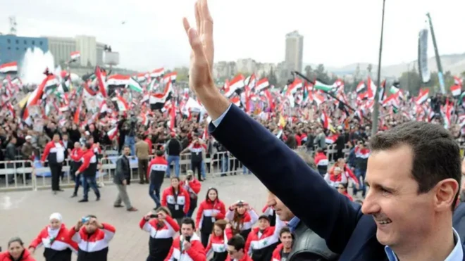 بشار اسد به حامیانش دست تکان می‌دهد