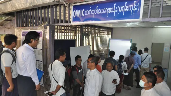 ၂၀၂၃ ခုနှစ်တုန်းက စစ်ကောင်စီ အလုပ်သမားဒုဝန်ကြီး မရမ်းကုန်းမြို့နယ်က OWIC ထုတ်ပေးရေးရုံးကို သွားရောက်ကြည့်ရှုခဲ့တဲ့ပုံဟောင်း 