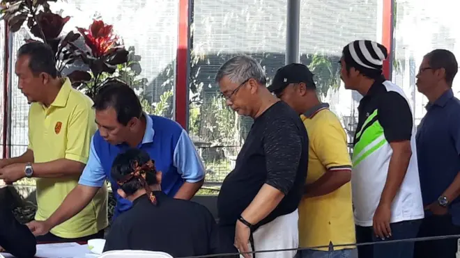 Terpidana seumur hidup, Aqil Mochtar taat aturan dengan mengantri saat memasuk TPS 75 Lapas Sukamiskin. Ia juga sempat menunjukkan kelingking ungunya kepada wartawan usai mencoblos.