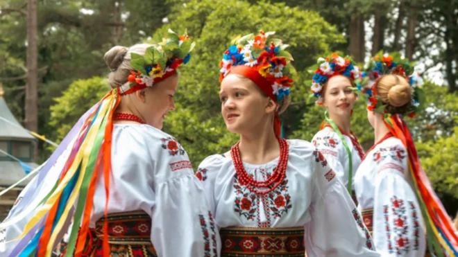 Những người Ukrainre phải rời bỏ đất nước vì chiến tranh kỷ niệm Ngày Độc lập của Ukraine, với nghệ thuật và văn hóa của đất nước này tại Swindon, Anh
