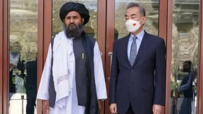 तालिबानी सरकार के उप प्रधानमंत्री के साथ चीनी विदेश मंत्री वांग यी