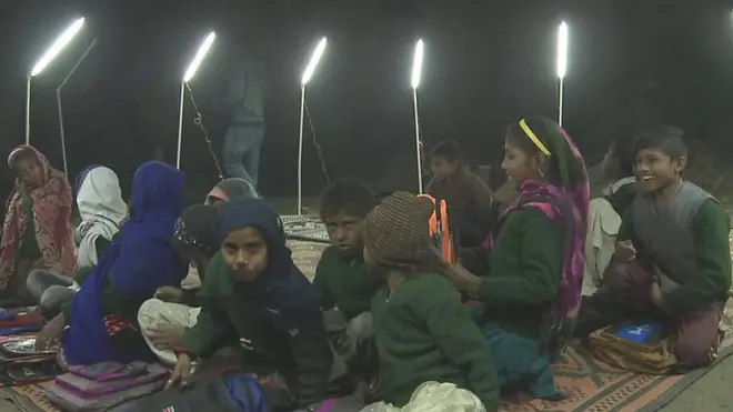 فیصل آباد کی ایک کچی آبادی میں قائم کیا گیا یہ سکول شمسی توانائی سے چلنے والا سکول ہے۔